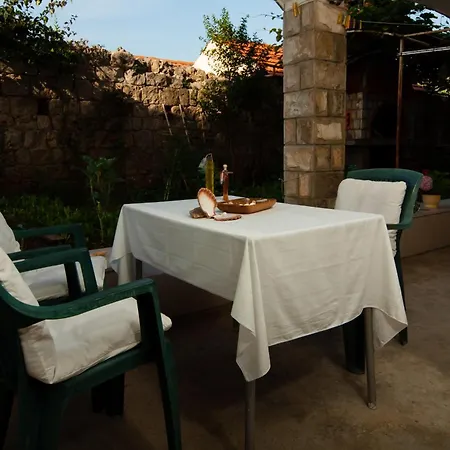 Lilly - Bright Apartment With Outdoor Space Дубровник