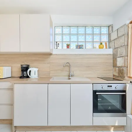 Lilly - Bright Apartment With Outdoor Space Апартаменты