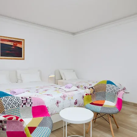 Lilly - Bright Apartment With Outdoor Space