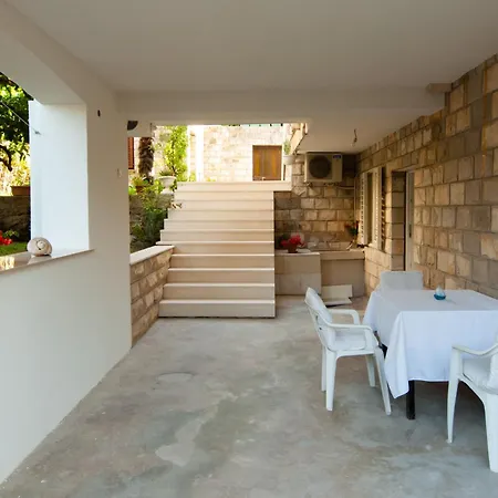 Lilly - Bright Apartment With Outdoor Space Апартаменты