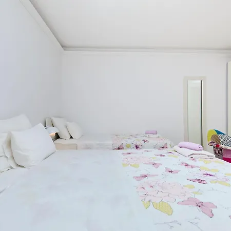 Апартаменты Lilly - Bright Apartment With Outdoor Space