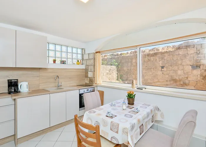 アパート Azinovic *